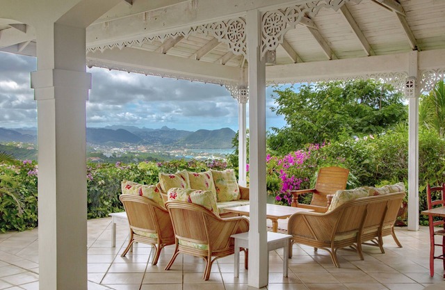 Zephyr Hill - 4 bedroom Villa with awe inspiring views 4 Villa by RedAwning