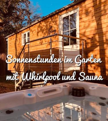 Zirkuswagen mit Outdoor Whirlpool und Garten
