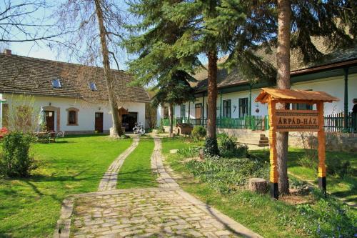 Alsonana House | Árpád Ház