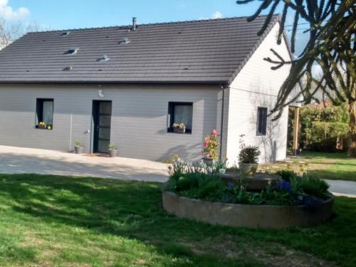 Saint-Martin-d'Ecublei House | Écogîte en forêt, 3 chambres, animaux admis, jardin clos - FR-1-497-23