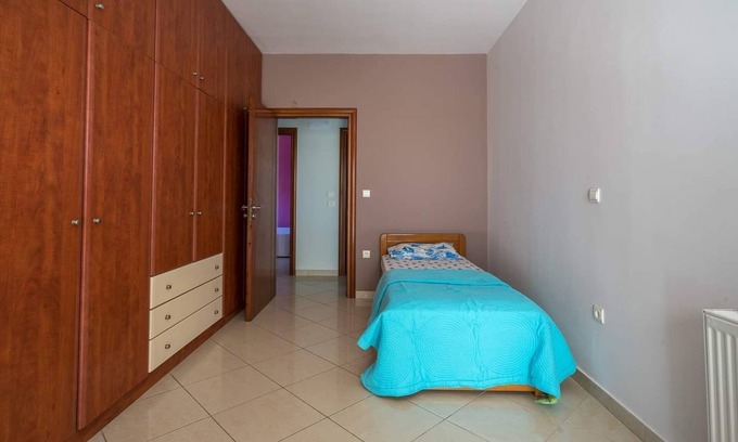 Petaloudes Apartment | Υπέροχο διαμέρισμα με ένα όμορφο πάρκο εμπρός!