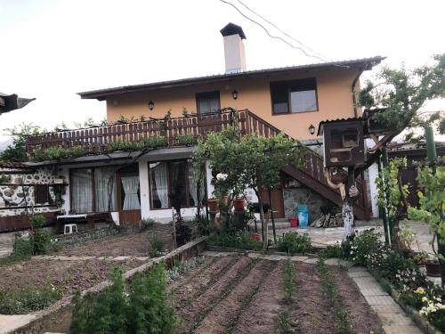 Dobrinishte House | Къща за гости Градината