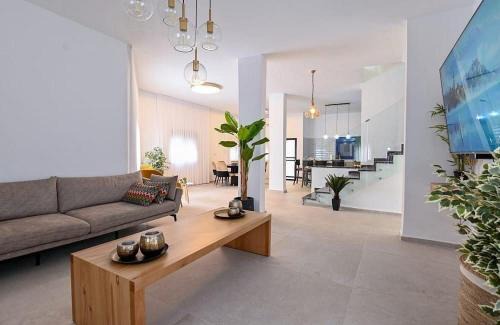 Ein Ya'akov Apartment | אחוזת סנטוריני - וילה מהממת עם בריכה וג'קוזי בעין יעקב