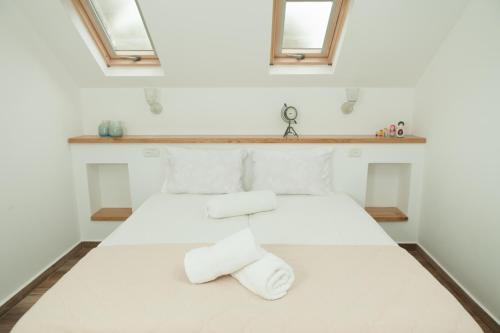 Ramot Naftali Cabin | נפגשים בחצר בין ההרים - -