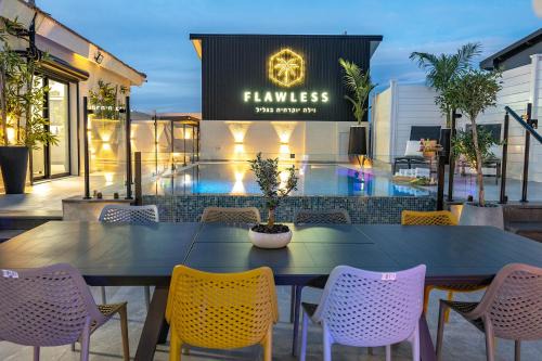 Tel Aviv Apartment | פלואלס - וילת יוקרה עם 4 חדרי שינה ובריכה