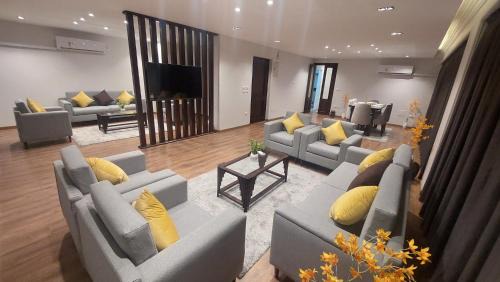 6th of October City Apartment | شقة مفروشة حديثة وواسعة 3 غرف