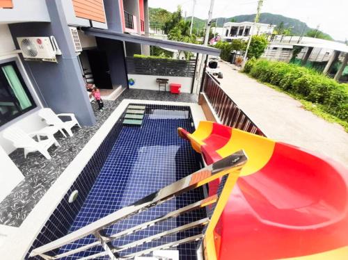 Hua Hin House | บ้านสไลเดอร์แดง พูลวิลล่า 4 ห้องนอน พัก 15-20 คน