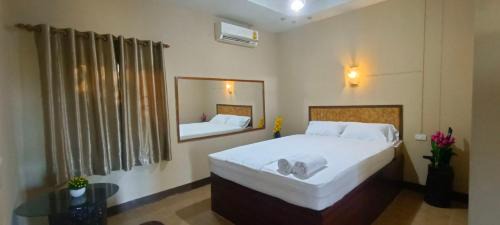 Kanthararom Hotel | ห้องพักทิวไม้