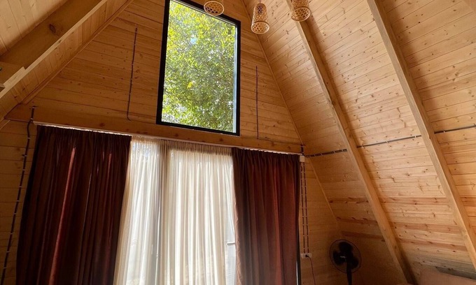 Ambrolauri Cottage | რაჭაში, ეკოლოგიურად სუფთა ხის კოტეჯი, აუზით და კეთილმოწყობილი ეზოთი