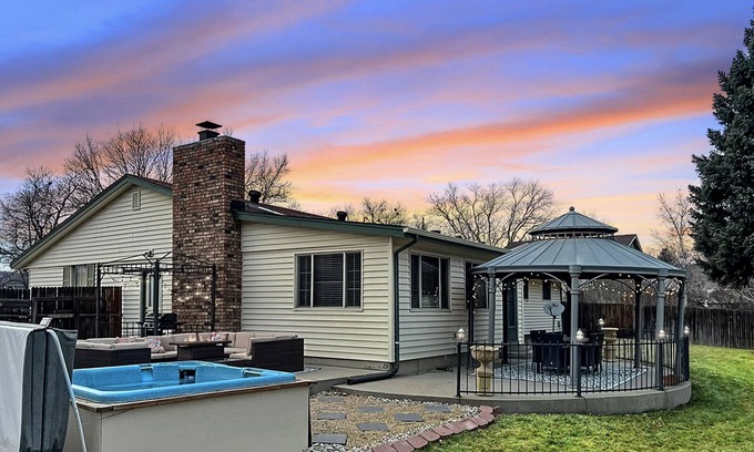 Northwest Arvada House | ᨒFIREHAUSᨒHotTubᨒCinemaᨒBBQᨒBadmintonᨒGames