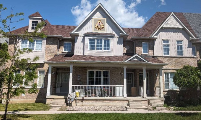 Markham Villa | 位于多伦多万锦第一高中学区房仅步行5分钟，两间带双人床的二楼睡房，家居、家具、厨房、水电气网全包，适合家长陪读也可以包吃住（伙食费另计）寄宿，近商业中心交通便利