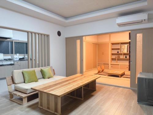 Yuni-cho Apartment | '内装フルリフォーム' HOKKAIDO l 千歳空港まで30分 l 一棟貸し8名迄OK l 白樺 Shirakaba