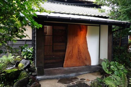 Aso Apartment | 寝室から一望できる阿蘇山の絶景!築200年の歴史ある米蔵をリノベーションした一棟貸しの宿