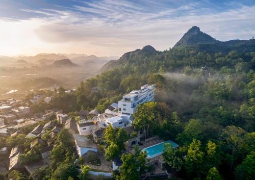 Guanling Buyei and Miao Autonomous County Hotel | 至也 黄果树