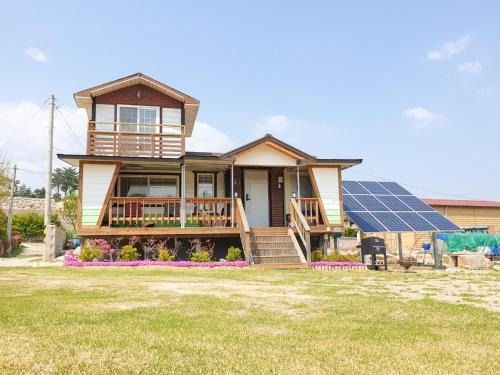 Toseong House | 강원 고성ㅡ 숲속오두막 Forest Cabin 잔디마당 독채 바다차량5분 설악산 울산바위