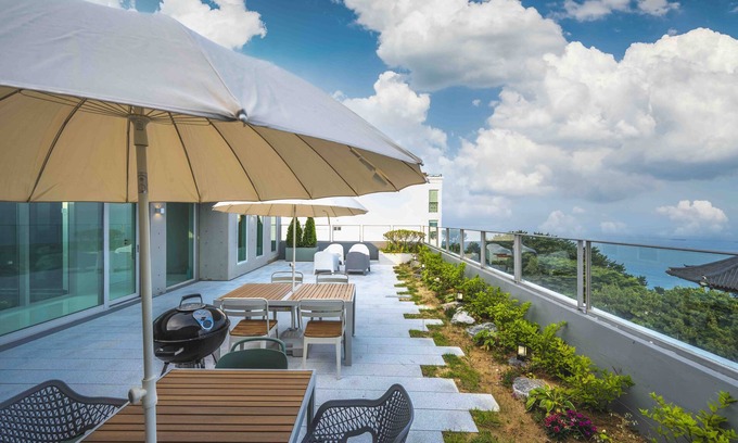 Haeundae House | 해운대 오션뷰120평 3개층 독채펜션/하루 오직 단 한 가족만이 예약가능/4대주차/넷플릭스/빔프로젝트/바베큐그릴