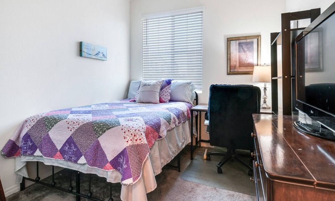 Fontana Condo | 0 Formal 🍳 or 🛋️~Downstairs Suite~2022 Built~Multiple HOA🏞️~Monthly~讲中文