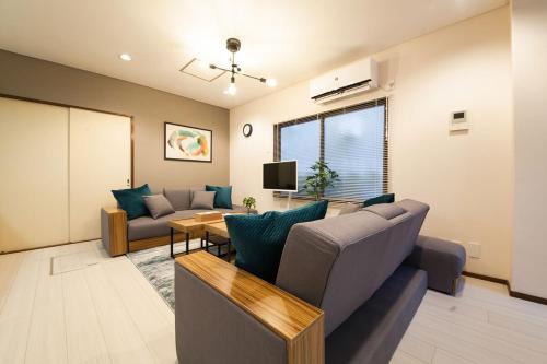 Kitakoiwa Villa | 010T Y's INN Koiwa 北小岩 京成小岩駅から徒歩3分 88m まること貸切 ディズニー車で35分 寝室3部屋12人買物便利