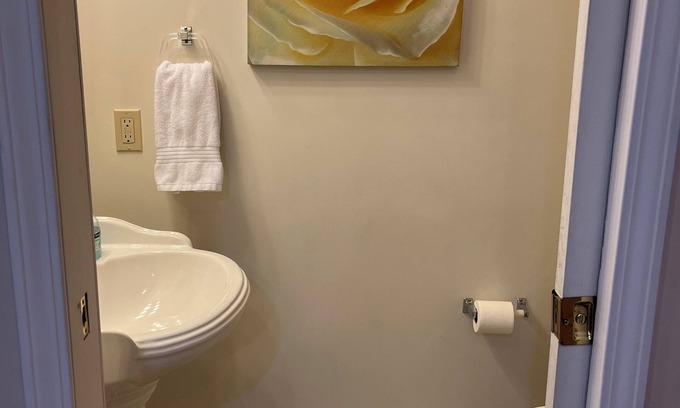 Lorain Apartment | #05 Charming 2-bedroom apartment in Lorain with AC, WiFi