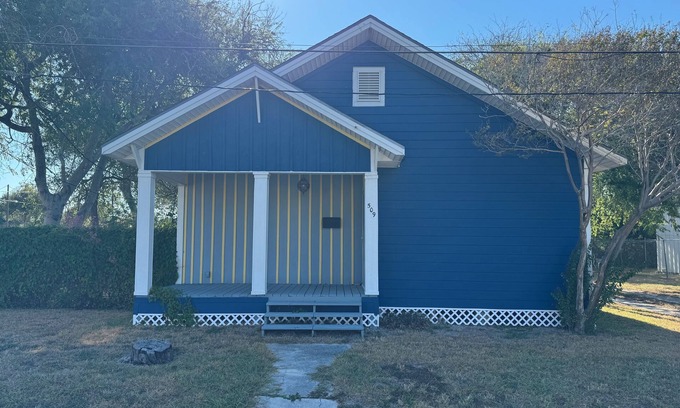 Portland Cottage | 1-2 bedroom cottage in quiet Portland TX with central AC, optional fitness room.