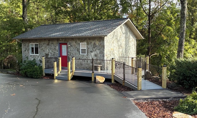 Murphy House | 1.2 miles to John C. Campbell Folk School/Cozy and private mountain get-away!