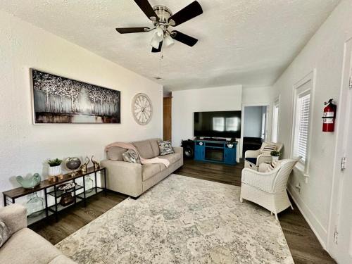 Midland House | #1 - 5BR 1BA - Unit A - Private Entire Home - WiFi