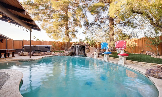 Las Vegas House | 1-Acre Las Vegas Getaway: Pool, Spa & Tennis Court