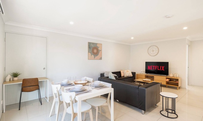 Rocklea Apartment | 1 Bdr Apt! Private Balcony! Garage Parking! 119D1