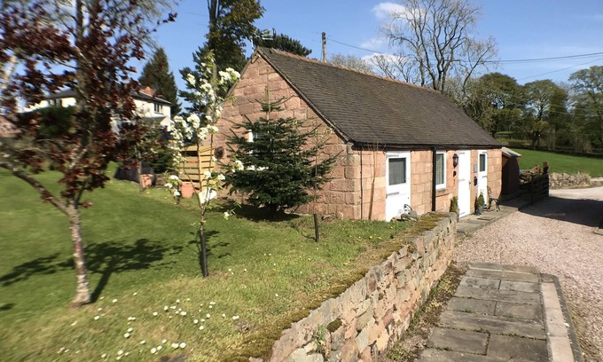 Cauldon Low House | 1 Bed Charming Cottage Barn Alton Towers Polar Bears Peak District