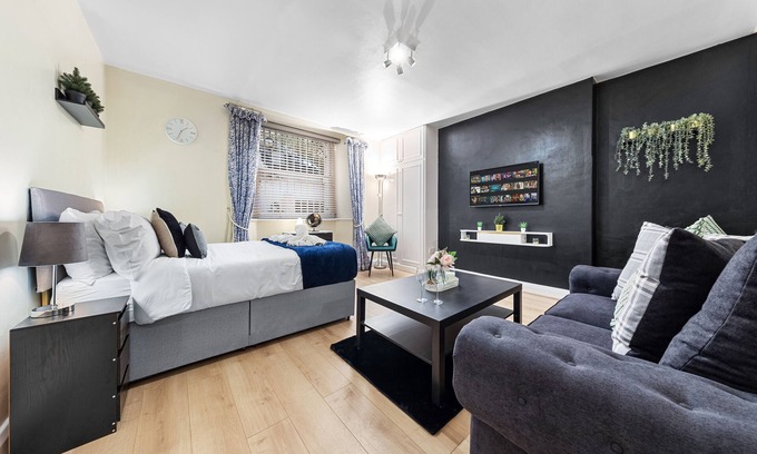 Paddington Apartment | 1 Bed Flat - Sleeps 5 - Pets - Parking - Wifi