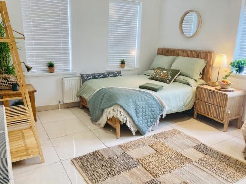 Eglinton Apartment | 1 Bed Flat - Sleeps 2 - Pets - Parking - Garden
