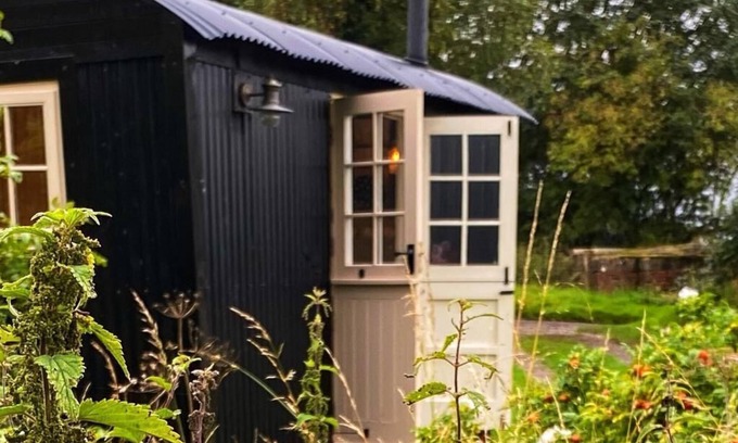 Lemington Cabin | 1 Bed Glamping Hut - Firepit, Fireplace, Views