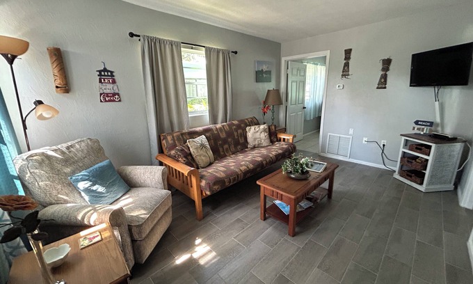Cocoa Beach Apartment | 1 bedroom 1 bath full kitchen 2 twin beds