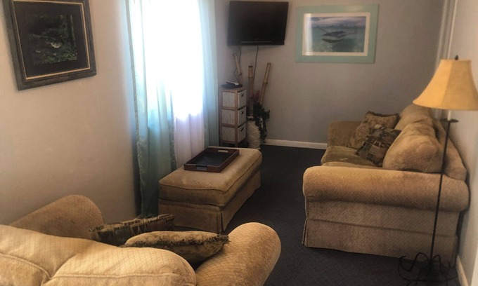 Cocoa Beach Apartment | 1 bedroom 1 bath full kitchen 2 twin beds