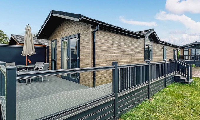 Bredons Hardwick Ski Chalet | 1 bedroom accommodation in Tewkesbury