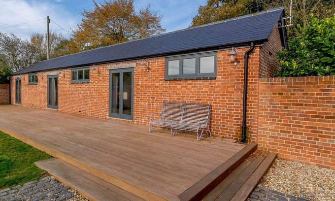 Broad Town Cabin | 1 bedroom accommodation in Thornhill, near Royal Wootton Bassett