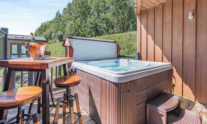 Arnold Ski Chalet | 1 bedroom accommodation in Skirlaugh, Nr Hull