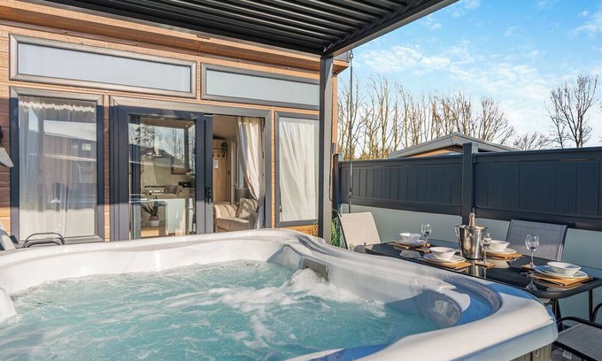 Arnold Ski Chalet | 1 bedroom accommodation in Skirlaugh, Nr Hull