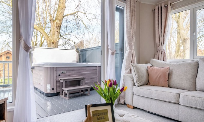Arnold Ski Chalet | 1 bedroom accommodation in Skirlaugh, Nr Hull