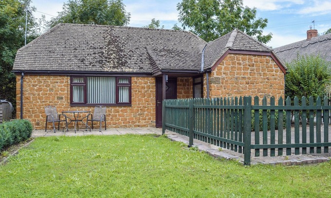 Warwick Town Centre Cottage | 1 bedroom accommodation in Radway