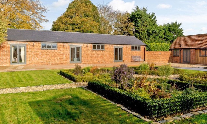 Broad Town Cabin | 1 bedroom accommodation in Thornhill, near Royal Wootton Bassett