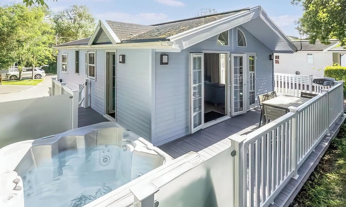 New Forest District Ski Chalet | 1 bedroom accommodation in Milford-on-Sea, Nr Lymington