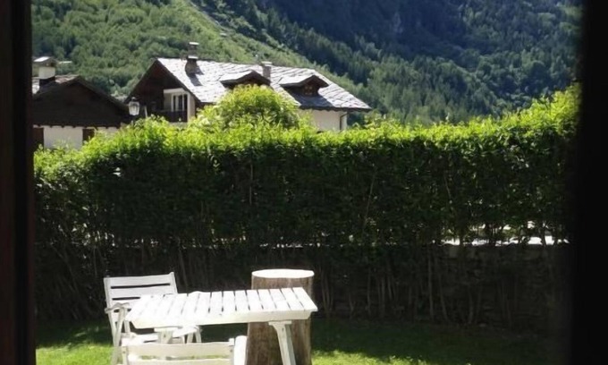 Pallusieux Apartment | 1 bedroom apartment with private garden and Mt. Blanc