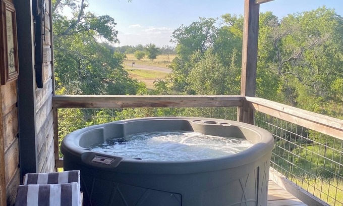 Fredericksburg Cabin | 1-bedroom cabin minutes from Main Street Fredericksburg