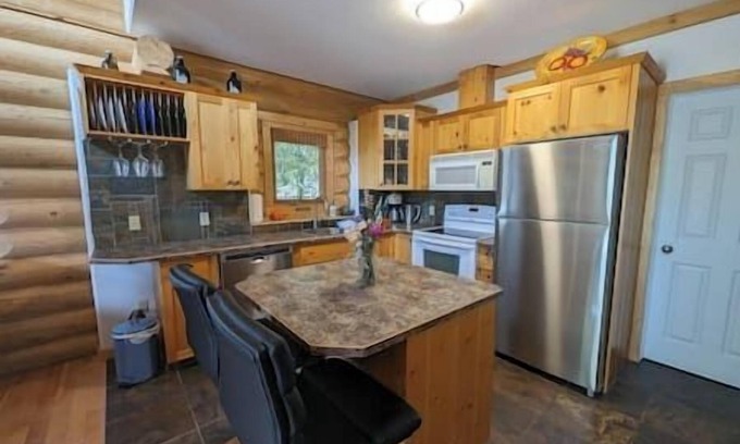 East Kootenay Cabin | 1 bedroom cabin w/Loft at River Bend