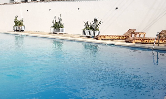Mombasa House | 1 Bedroom Guest house with pool and walking distance to the beach with AC