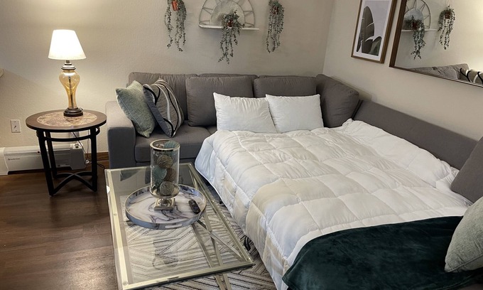 La Crosse Apartment | 1 Bedroom lake facing apartment less than 8 miles From Downtown La Crosse.