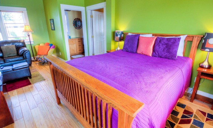 Friday Harbor Condo | 1 Bedroom, Sleeps 6 Steps From the Friday Harbor San Juan Island Ferry, Washington