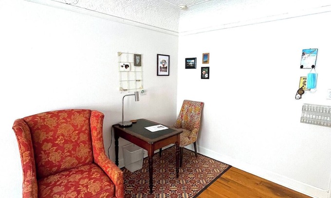 Kerns Apartment | 1 BR in NE Historic Building