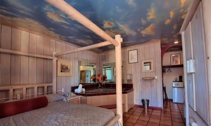 Yucca Valley Hotel | 1 King Bed Jetted Tub Non-Smoking(Theme3 - Swimmers Paradise or Tahiti)
